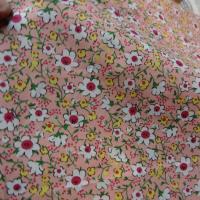 Popeline coton rose saumone a petites fleurs 1