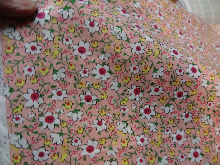 Popeline coton rose saumone a petites fleurs 1