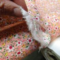 Popeline coton rose saumone a petites fleurs 2