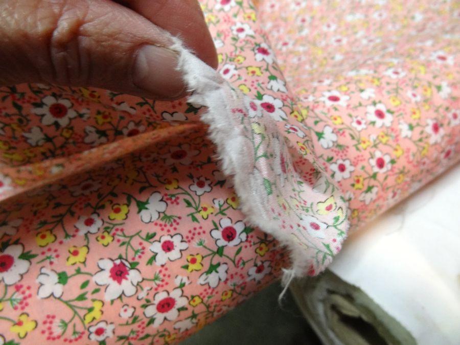 Popeline coton rose saumone a petites fleurs 2