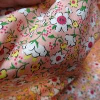 Popeline coton rose saumone a petites fleurs 3