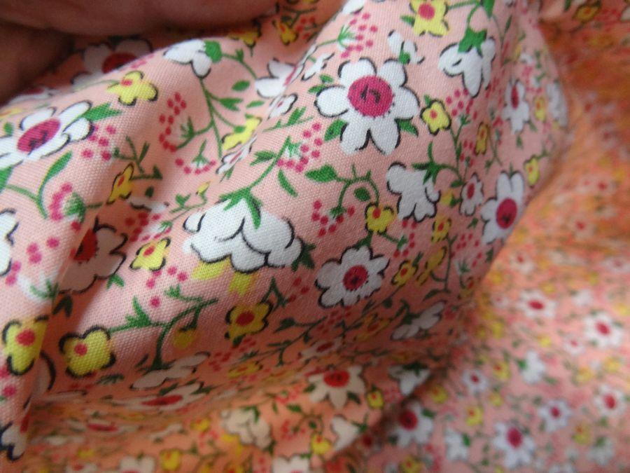 Popeline coton rose saumone a petites fleurs 3