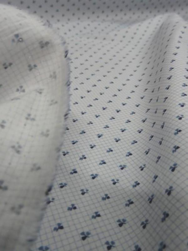 Popeline de coton blanc imprime petits trefles bleu marine 4 