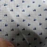 Popeline de coton blanc imprime petits trefles bleu marine 5 