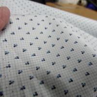 Popeline de coton blanc imprime petits trefles bleu marine 8 