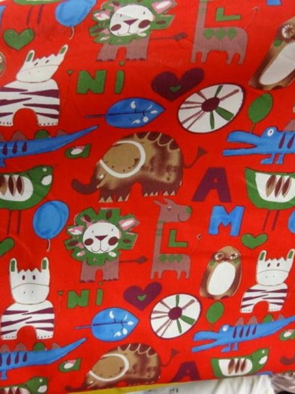 Popeline fond rouge motif animaux