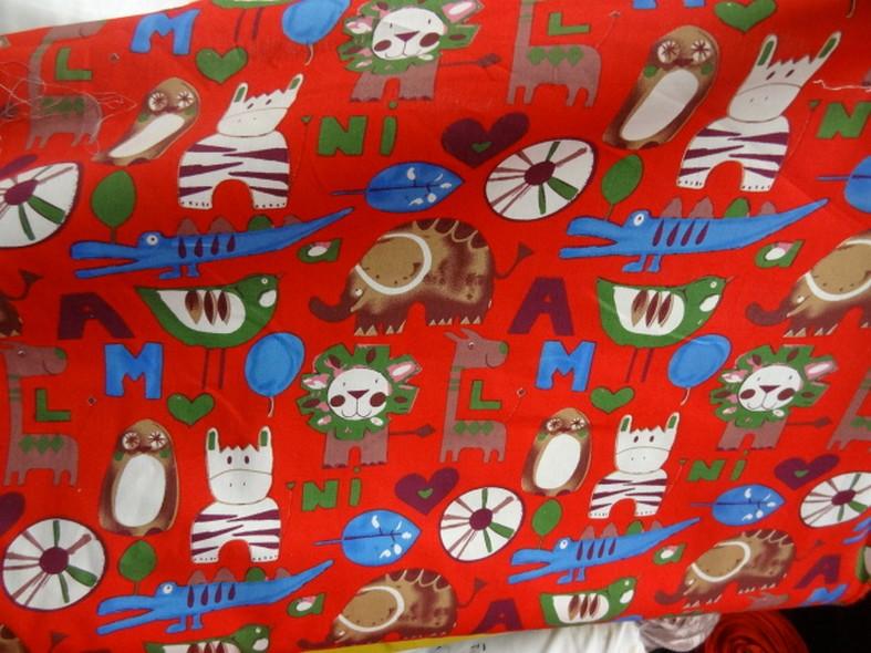 Popeline fond rouge motif animaux
