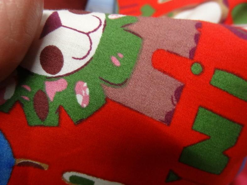 Popeline fond rouge motif animaux 3