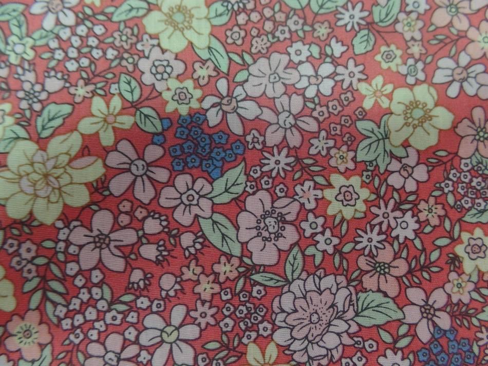 Popeline ton saumon imprime liberty fleurs jaune et rose et bleu