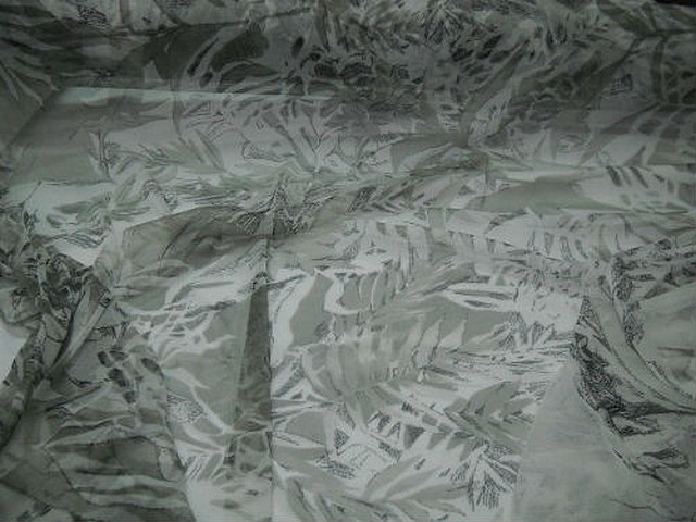 Resille blanche motif feuillage gris kaki 1