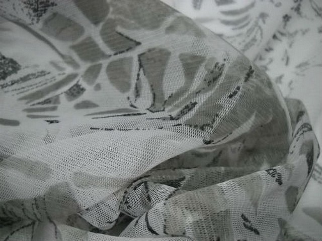 Resille blanche motif feuillage gris kaki 2 
