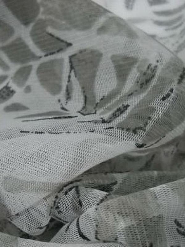 Resille blanche motif feuillage gris kaki 2 