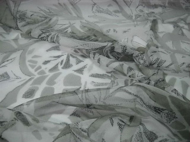 Resille blanche motif feuillage gris kaki 3
