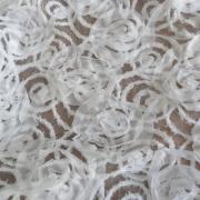 Résille blanc cassé tissu cousu en volutes 01