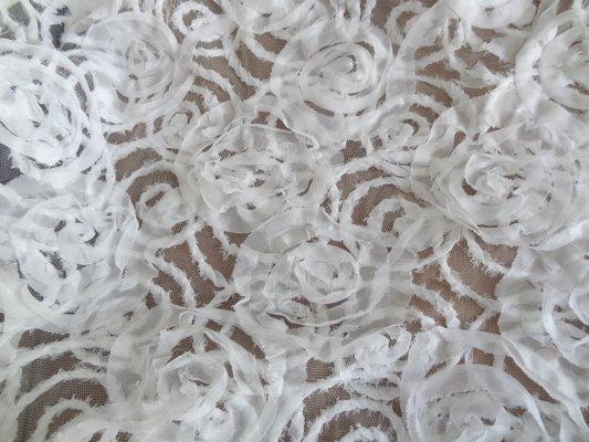 Résille blanc cassé tissu cousu en volutes 01