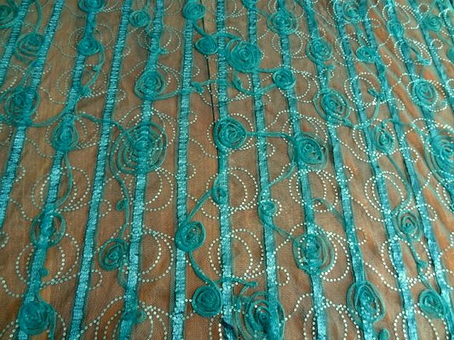 Resille bleu paon volutes et sequins 01