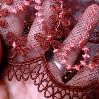 Resille brodee et festonnee rouge brique et capucine