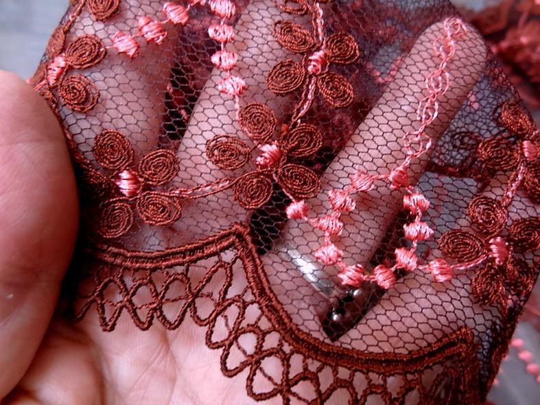 Resille brodee et festonnee rouge brique et capucine
