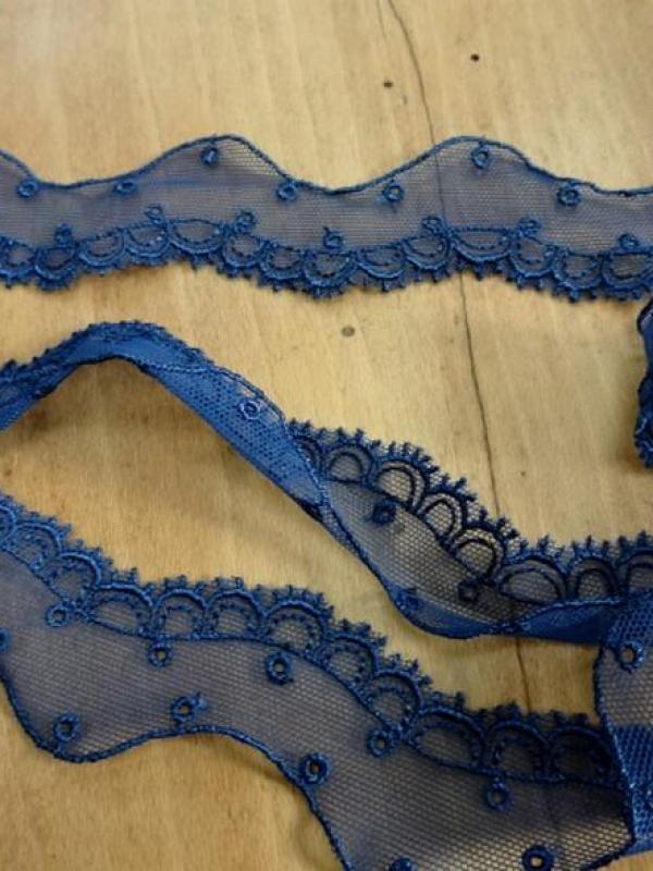 Resille brodee festonnee bleu nuit 1 