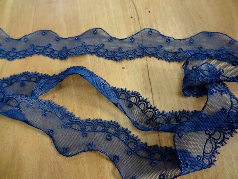 Resille brodee festonnee bleu nuit 1