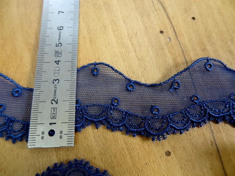 Resille brodee festonnee bleu nuit 2