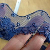 Resille brodee festonnee bleu nuit 3