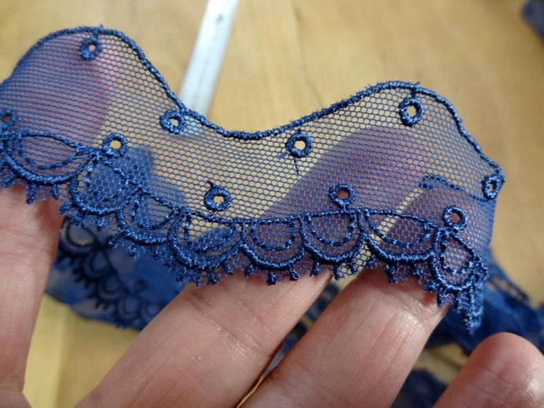 Resille brodee festonnee bleu nuit 3