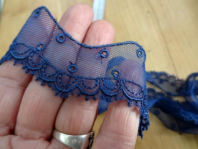Resille brodee festonnee bleu nuit 4