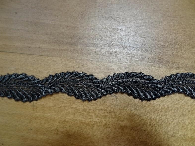 Resille brodee gris souris feuillage 2