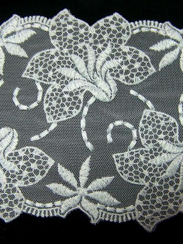 Resille dentelle en galon blanc brodee fleurs de lys 3 
