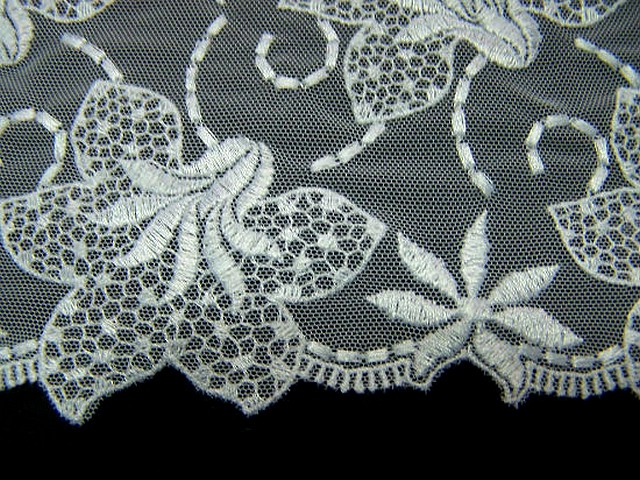 Resille dentelle en galon blanc brodee fleurs de lys 4