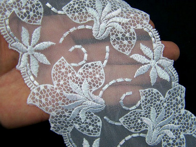Resille dentelle en galon blanc brodee fleurs de lys 5