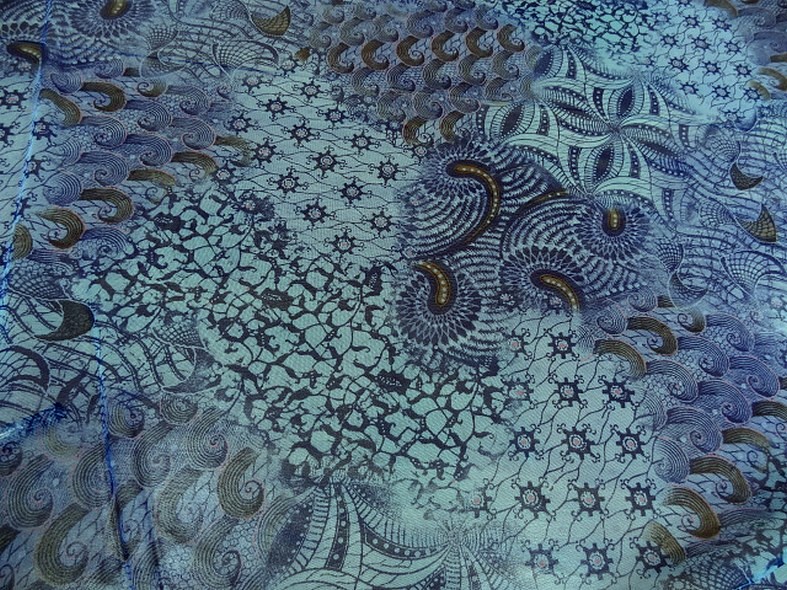 Resille en camaieu de bleus fleurs et volutes 2