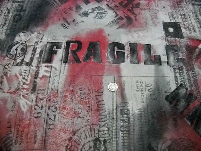 Resille fragile rouge blanc noir 2