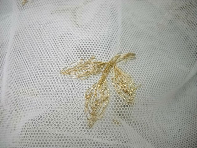 Resille lycra blanc casse broderie fil or 3