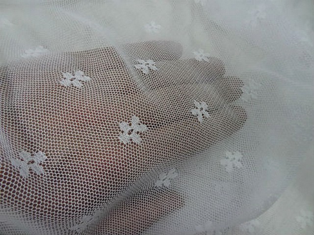 Resille lycra blanc motif tisse fleurette 1