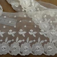 Resille lycra brodee blanc casse fleurs et plumetis 1