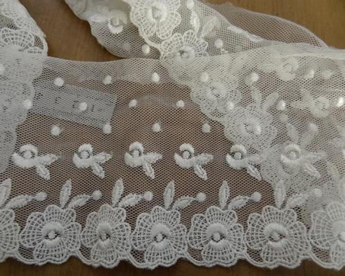 Resille lycra brodee blanc casse fleurs et plumetis 1 