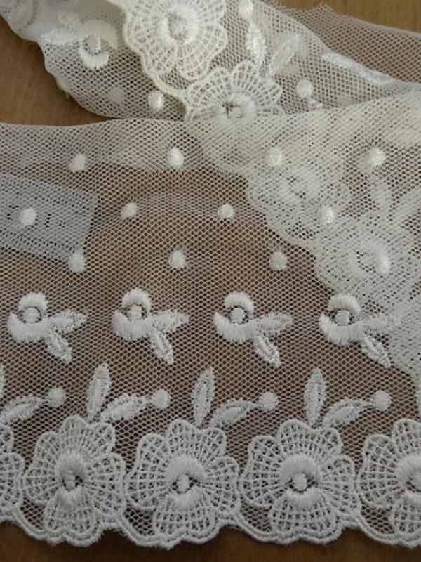 Resille lycra brodee blanc casse fleurs et plumetis 1 