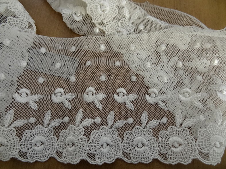 Resille lycra brodee blanc casse fleurs et plumetis 1