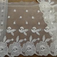 Resille lycra brodee blanc casse fleurs et plumetis 3 
