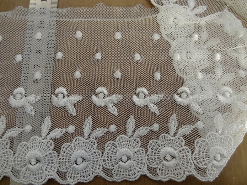 Resille lycra brodee blanc casse fleurs et plumetis 3