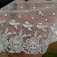 Resille lycra brodee blanc casse fleurs et plumetis 4 
