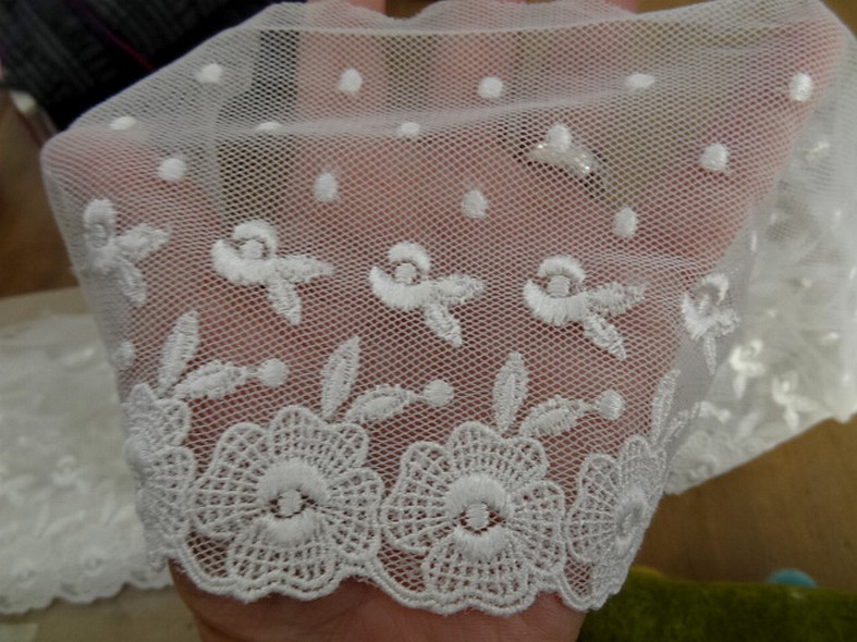 Resille lycra brodee blanc casse fleurs et plumetis 4