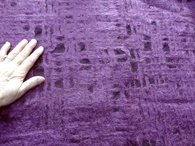 Resille lycra noire et laine angora prune cousu facon geometrique 2