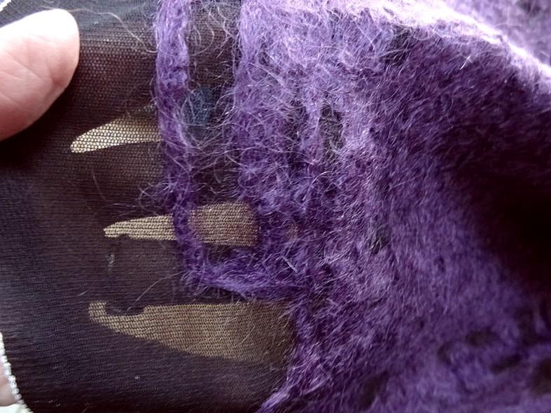 Resille lycra noire et laine angora prune cousu facon geometrique 4