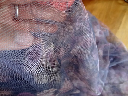 Résille lycra parme motifs roses de jardin 03