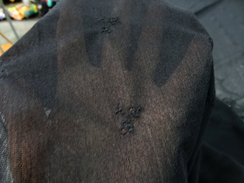 Resille mousse noire fleurs brodees ton sur ton 2