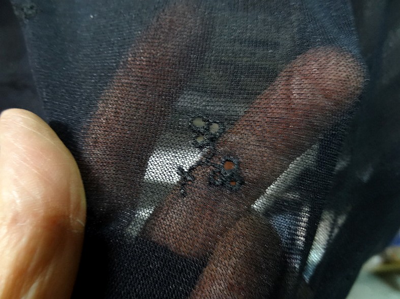 Resille mousse noire fleurs brodees ton sur ton 4