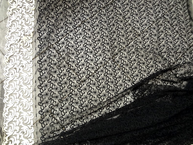 Resille noire seche brodee embase blanc casse 1